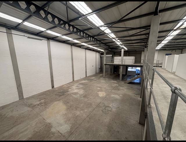606M² WAREHOUSE TO LET IN STIKLAND INDUSTRIAL